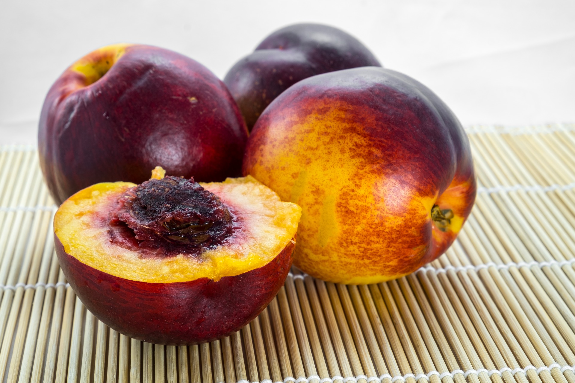 nectarines-2807110_1920